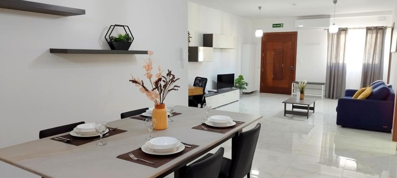 Large And Modern Apartment In The Centre Of Malta Mosta Buitenkant foto